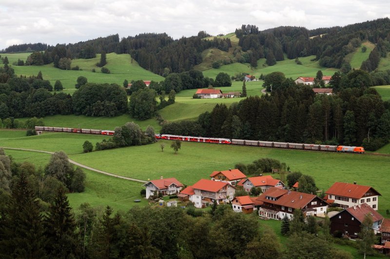 2016 905 (RTS) mit einem Schlackezug und zwei FLIRT's (5341 011+012) bei Obertalhofen (17.08.2007)