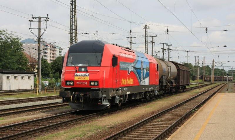 2016 910 von Stern und Hafferl mit einem kurzen Gterzug im Bahnhof Wels. Aufgenommen am 3. August 2009.