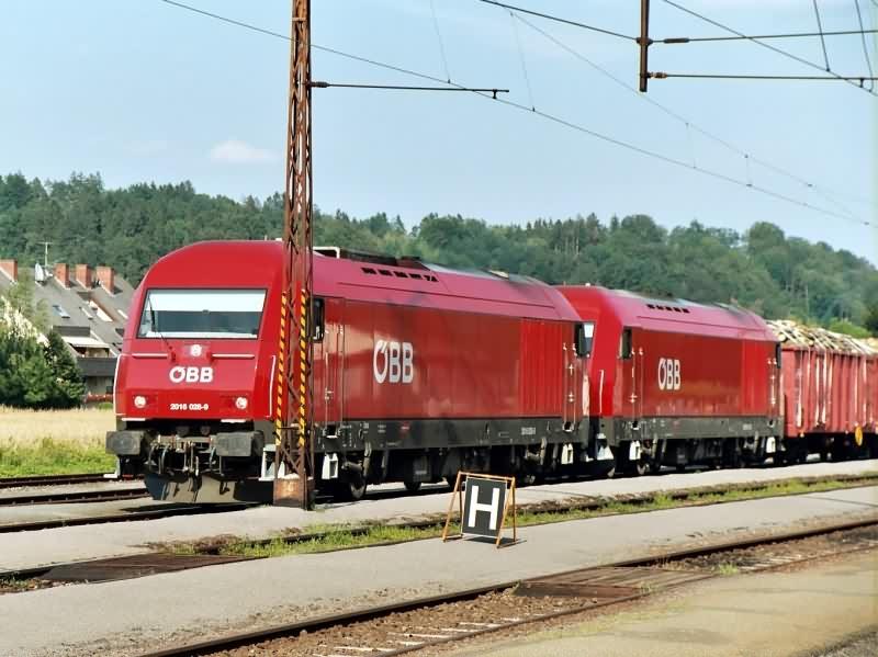 2016-Doppeltraktion vor einem Gterzug im Bhf. Feldbach (Stmk.) im August 2003