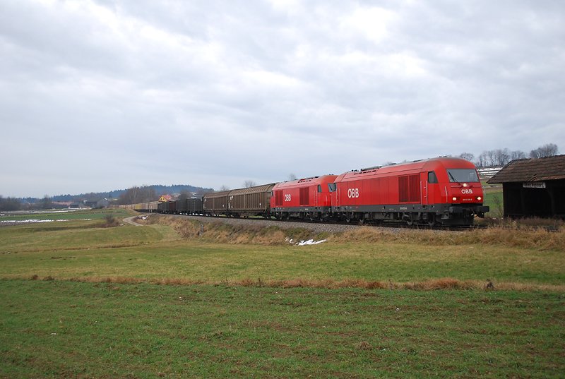 2016 Tandem samt langem Gterzug fhrt gerade durch Ober Nondorf Hbf *gg* Scherz beiseite, der Zug ist gerade eben in Ober Nondorf in Fahrtrichtung Zwettl unterwegs (5.12.2008)