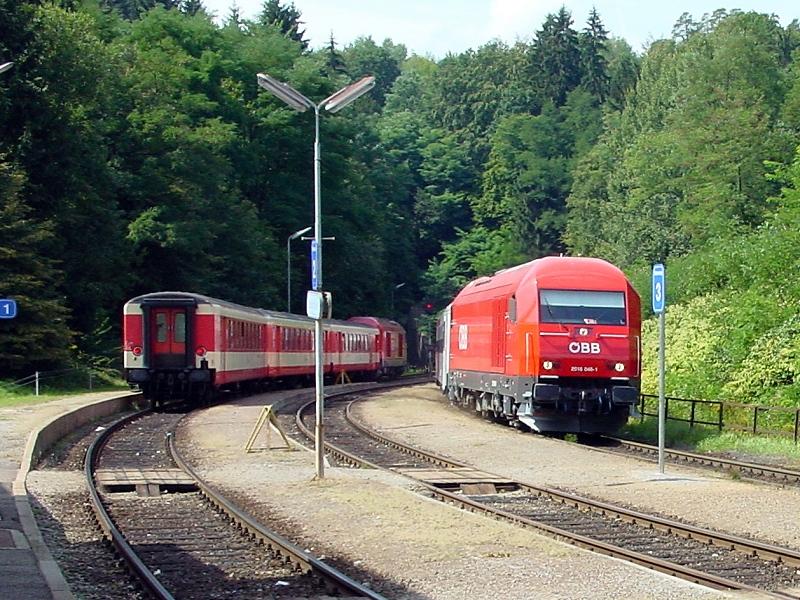 2016.046 vor einem Regionalzug Richtung Gleisdorf bei der Einfahrt in den Bahnhof Lanitzhhe am 6.9.2003 (12.59 Uhr. Links wartet der Gegenzug (Thermenland-Express) Richtung Graz auf seine Abfahrt.