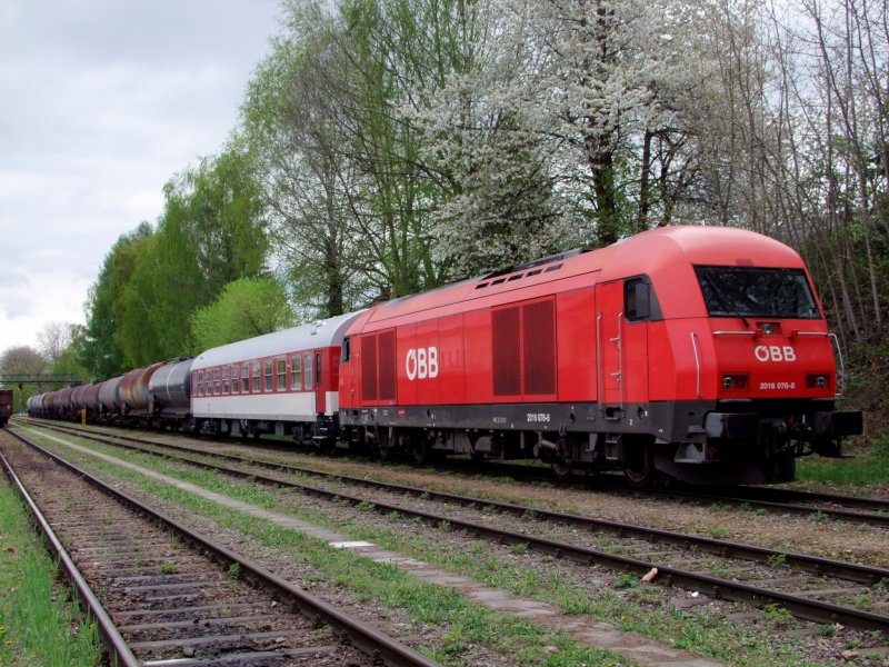 2016076-8 ist mit BC51565980214-1 und einer Kesselwagengruppe in den Bhf. Ried i.I. eingefahren; 090417