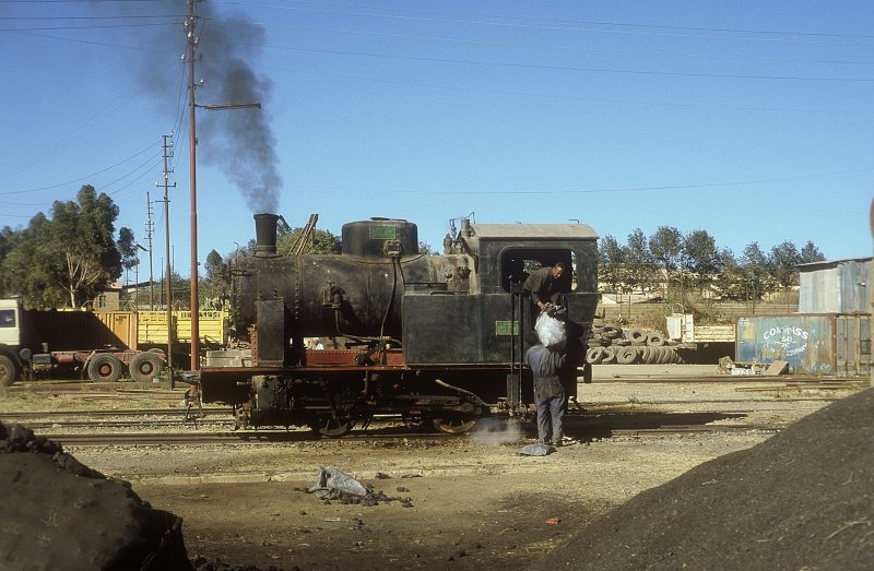 202 004  beim Bekohlen in Asmara  06.02.05
