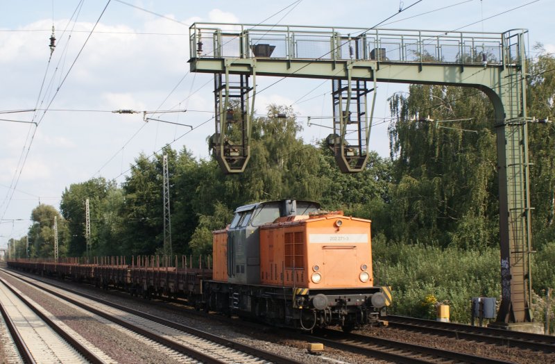 202 271-3 der Bocholter Eisenbahn fuhr mit einem leeren Gz am 18.08.2009 durch den S-Bahnhof Dedensen/Gmmer in Richtung Wunstorf.