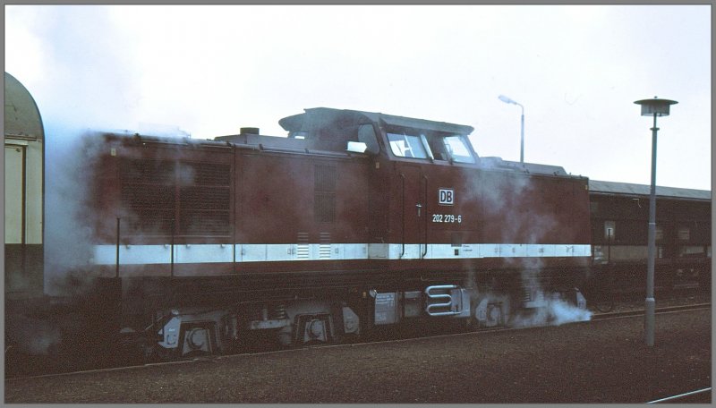 202 279-6 hatte keine Mhe die Dampfheizung zu betreiben fr den einzigen Personenwagen am Regionalzug nach Aschersleben. (Archiv 12/94)