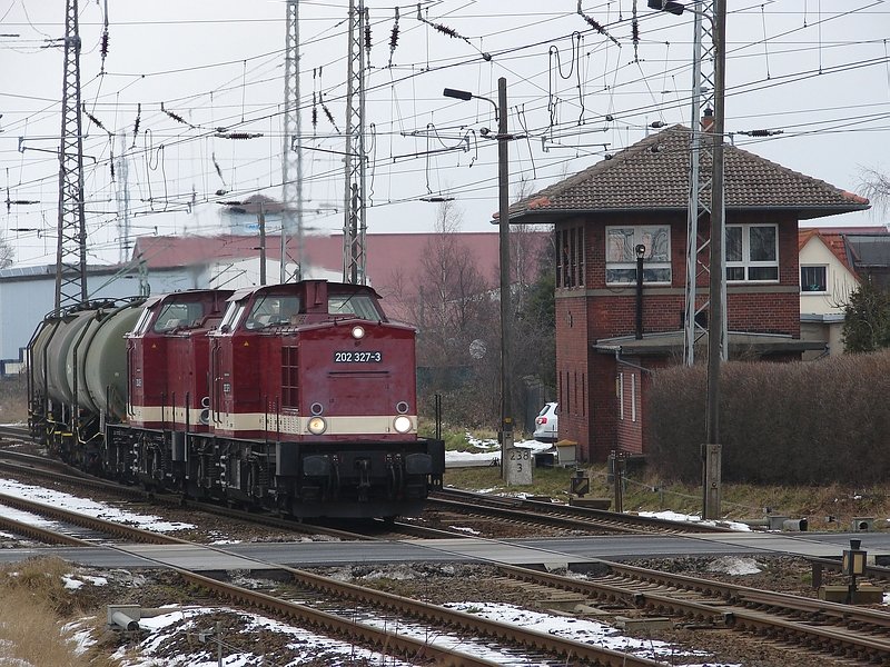 202 327 und 202 425 der LEG zogen einen Biodieselzug vorbei am Stellwerk Abzw. Srg. (24.02.09)