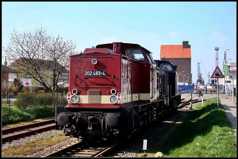 202 483-4 & 203 124-3 vor dem Nordhafen in Stralsund. Von der Schattenseite? Das geht noch besser.  am 14.04.09 