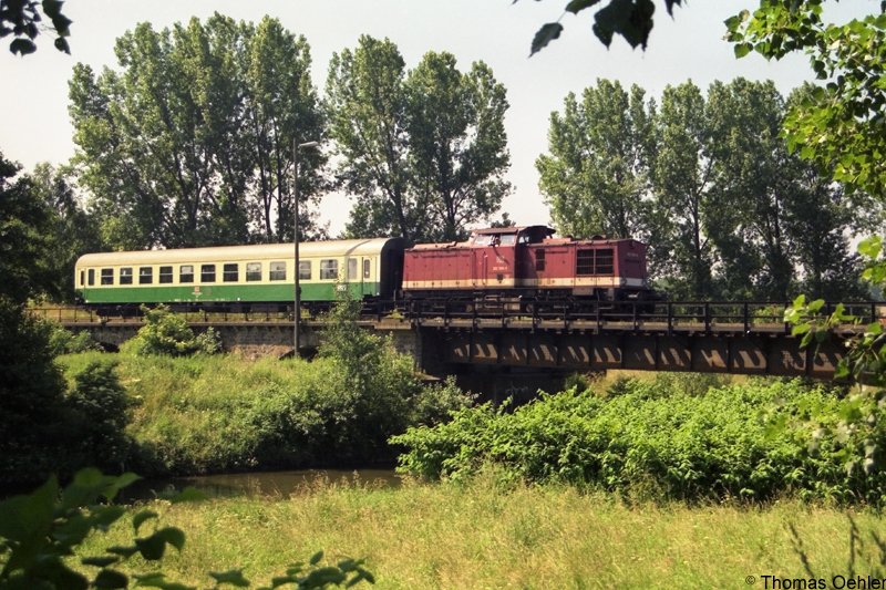202 589-8 berquert im Sommer 1996 die Chemnitz auf der Stahltrgerbrcke kurz vor Chemnitz-Glsa.