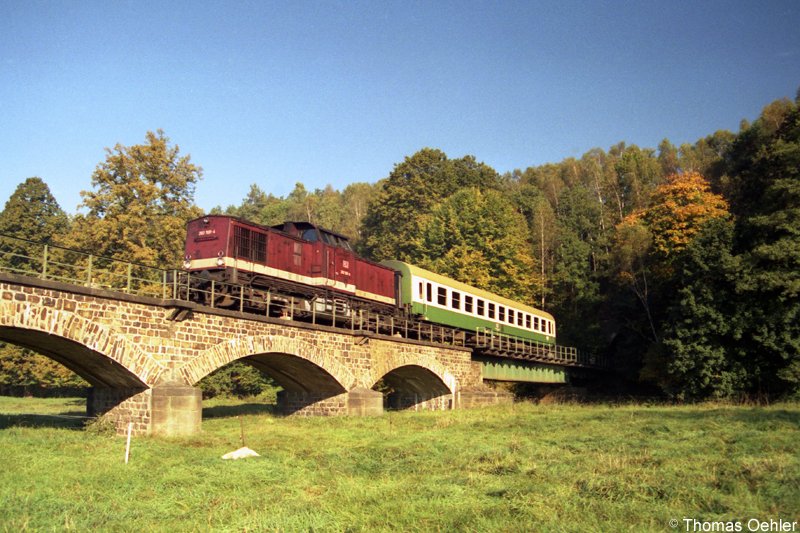 202 591 hat im September 1997 soeben den Auerwalder Tunnel verlassen und berquert gerade die Brcke ber die Chemnitz.