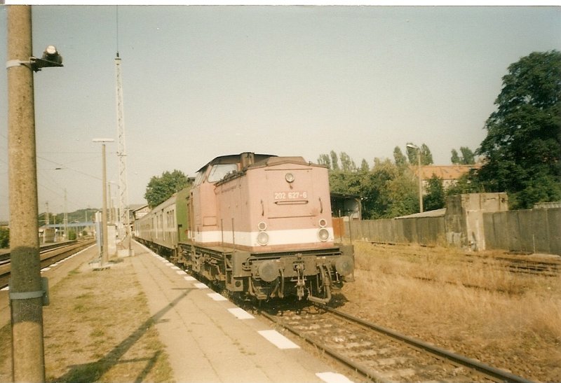 202 627 mit dem Personenzug Bergen/Rgen-Lauterbach in Bergen/Rgen im Jahre 1997.Fr die 202-Maschinen war es das letzte Jahr vor planmigen Zgen auf Rgen.