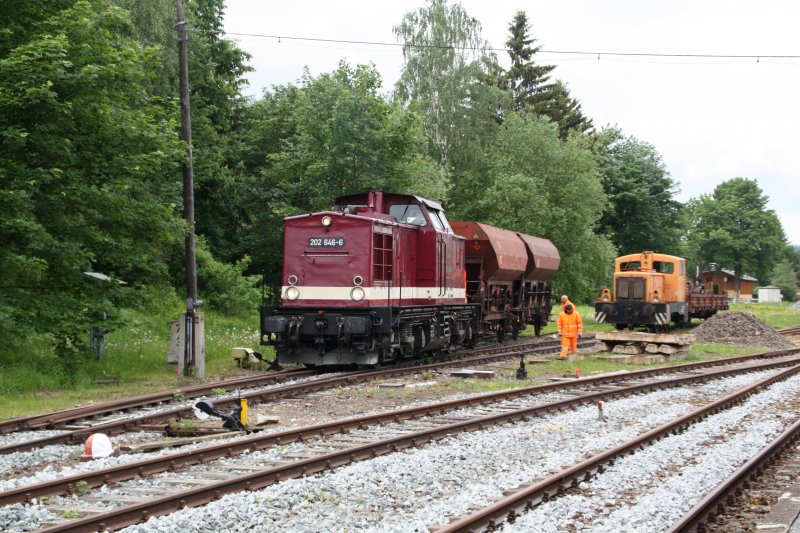 202 646-6 der DB Erzgebirgsbahn ist am 28.05.09 im Bahnhof Schlettau beim einschottern der Gleise ttig.