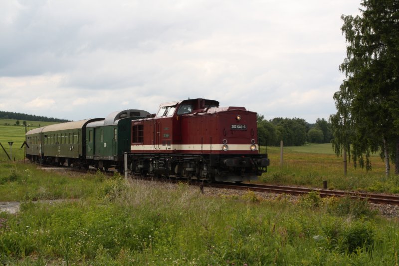 202 646-6 der DB Erzgebirgsbahn ist am 05.06.09 nahe dem Bahnhof Scheibenberg unterwegs. Der Grund der Fahrt war ein Betriebsausflug der Erzgebirgsbahn.