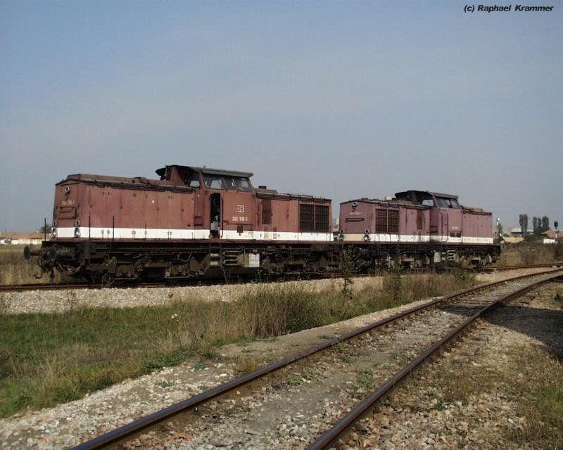 202 648-1 und 202 516-1 im Sommer 2001 am Rande des Depot Kosovo Polje. Beide Maschinen wurden zusammen mit 6 Schwestermaschinen nach dem Krieg in den Kosovo abgegeben und wurden dort von einer skandinavischen Gesellschaft im Auftrag der UN eingesetzt. 5 Loks waren allerdings recht schnell defekt, weil man bersehen hatte, dass die Loks mangels Warmhaltemglichkeit Frostschutz bentigen. Mittlerweile wurden die 202er meines Wissens wieder nach Deutschland zurckgekauft.