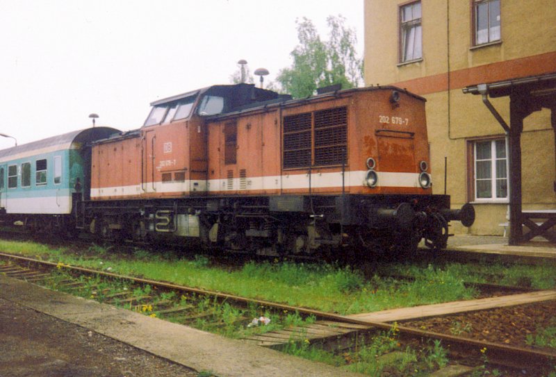 202 679-7 wartet mit RB5275 Leipzig-Dbeln im Bahnhof Grobothen eine Zugkreuzung ab. Hier kurz vor dem Fahrplanwechsel im Mai 1999. (eingescannt)
