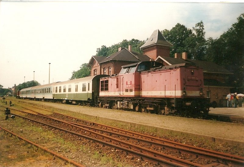 202 809 und 202 651 am Zugende im Sommer 1997 mit dem Personenzug Lauterbach-Bergen/Rgen in Putbus.Die Zge wurden spter von 628 Triebwagen abgelst.