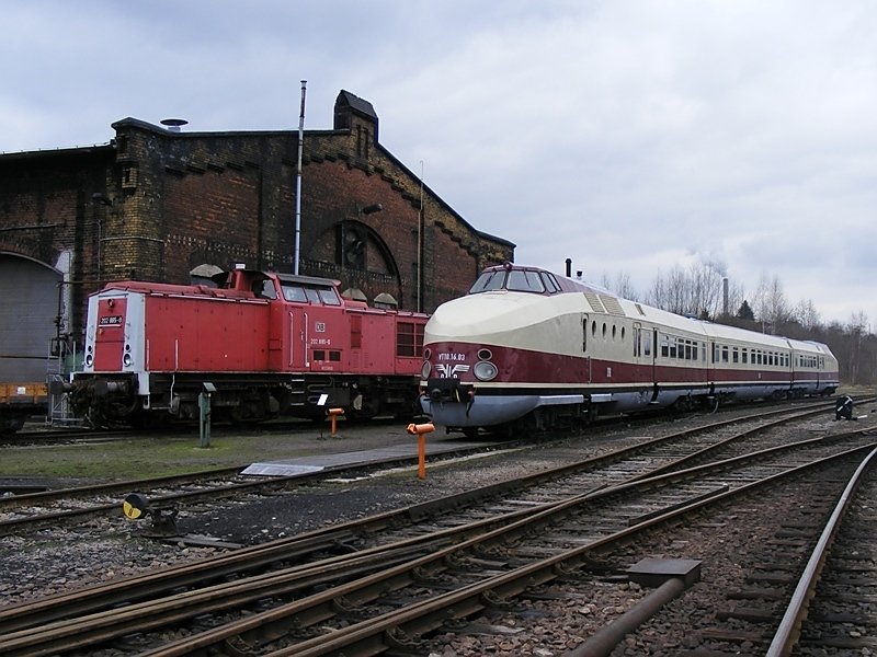 202 885-0 und VT 18.16.03 in Chemnitz-Hilbersdorf am 29.3.2009.