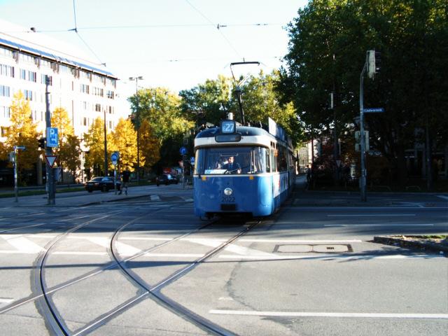 2022 ist auf der Linie E27 unterwegs und wird gleich in die Wendeschleife am Sendlinger Tor fahren.