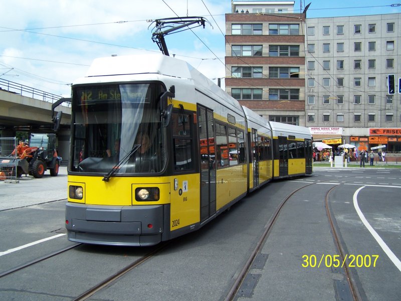 2024 auf der Linie M2 bei der Einfahrt in die Dircksenstr. am Bhf. Alexanderplatz.