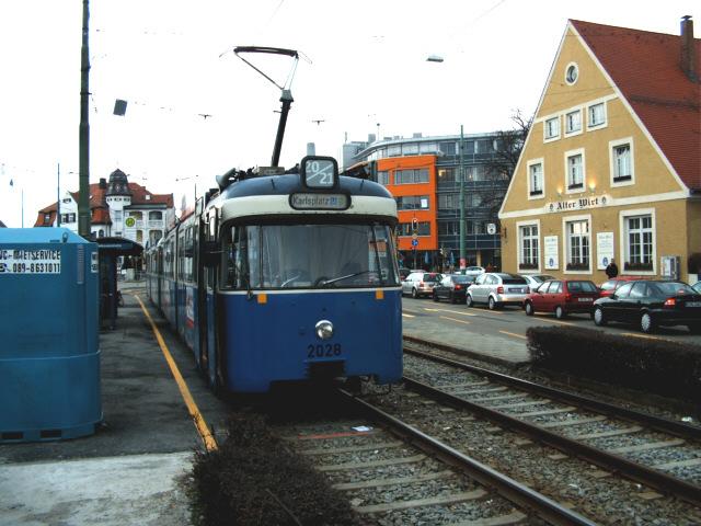 2028/3037 wartet an der Pelkovenstra�e die Wendezeit ab.