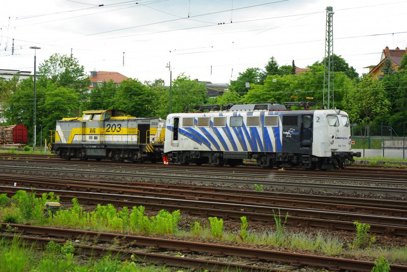 203 001-3 hat umgesetzt um noch zwei Holzwagen anzukuppeln und anschliessend den Zug zu komplettieren. 139 177 wird dann die Leistung ziehen und die 203 wird mitgef�hrt.