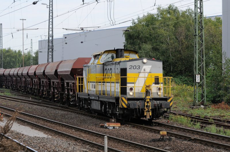 203 001 (ex DR 110 349-ex DB 202 349) durchfhrt mit einem Schotterzug den Bhf von Recklinghausen-Sd. 07.09.2009