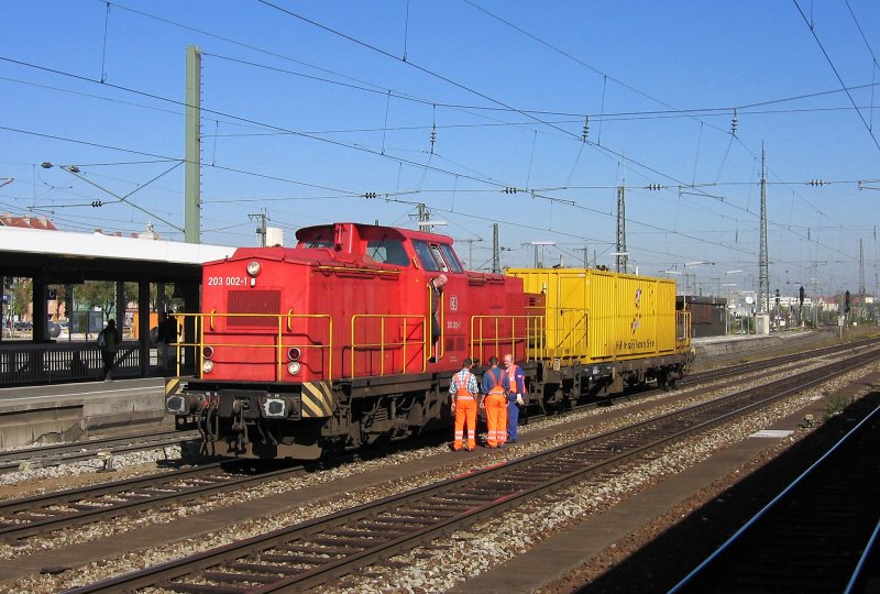 203 002, ex 202 696 mit Putzzug in Mnchen Ost (15.10.2007)