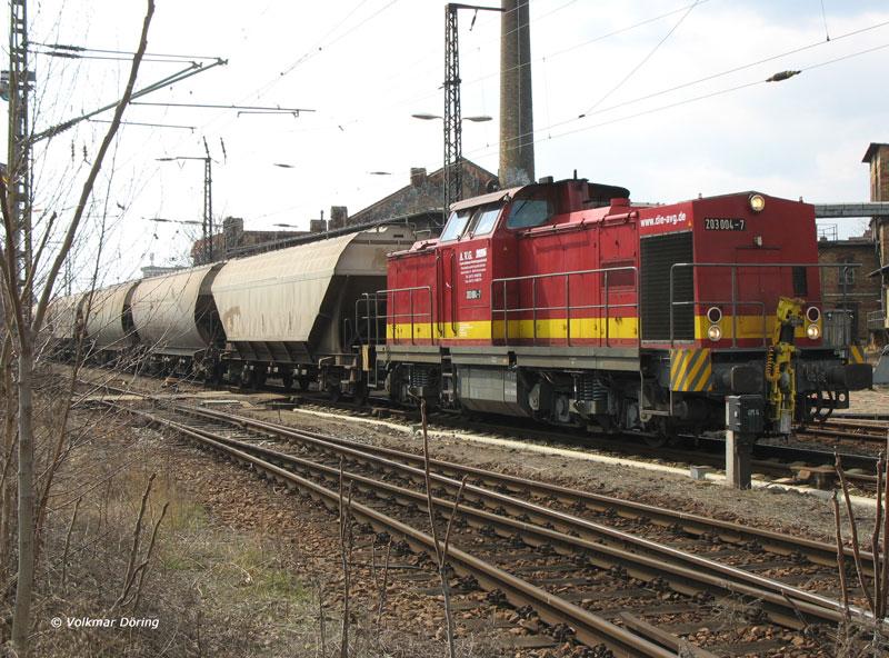 203 004 der A.V.G. hat den Zug bernommen und ist jetzt abfahrbereit -  Dresden-Neustadt,  07.04.2006
