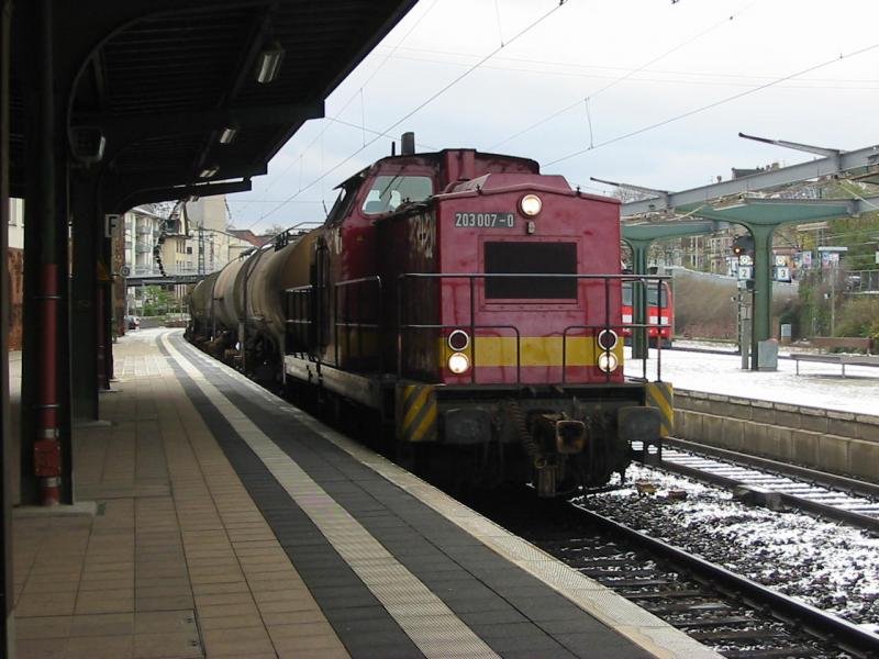 203-007 am 25.11.2005 bei der Durchfahrt von Worms Hbf.