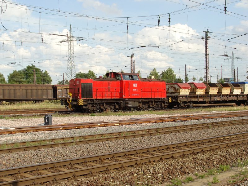 203 111-0 (angemietet von Alstom) mit einem kurzen Gterzug in Magdeburg-Rothensee. Fotografiert am 28.07.2009