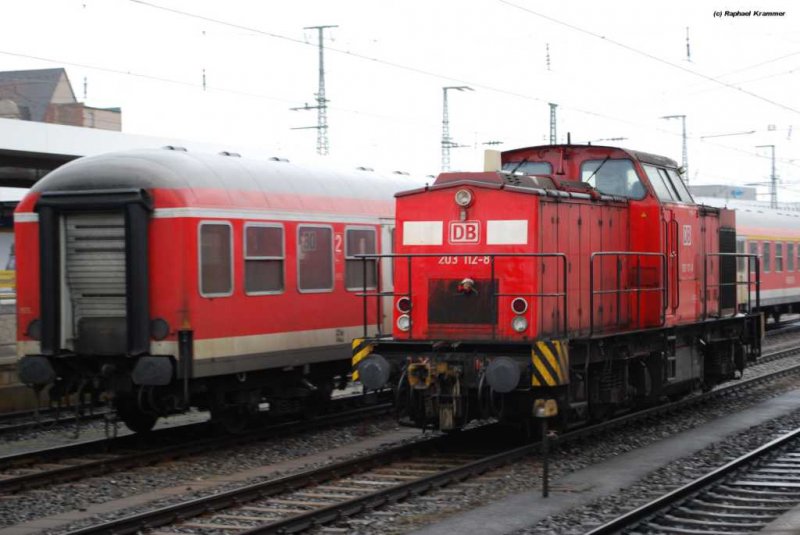203 112-8 von ALSTOM Lokomotiven Service stellt am 10.03.09 RE-Einheiten in Nrnberg HBf bereit. Die ehem. bei der DB als 202 683-9 eingestellte Maschine wurde von ALSTOM an DB Regio Mittelfranken vermietet. Nur wenige Gleise weiter steht zu diesem Zeitpunkt mit neuen 214 bereits die Ablsung bereit. 
