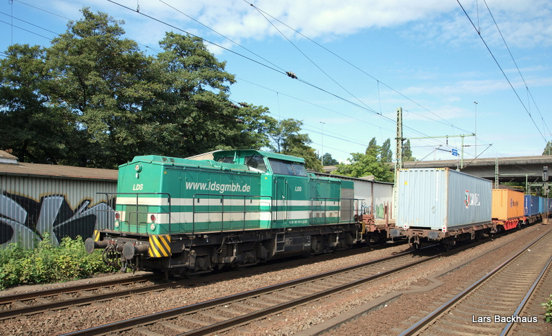 203 127-6 brummt am 29.08.09 mit einem Schwellenleerzug durch Hamburg-Harburg in den Alten Harburger G�terbahnhof. Kurze Zeit sp�ter kam sie als Lz wieder heraus und dieselte zur�ck Richtung Unterelbe.