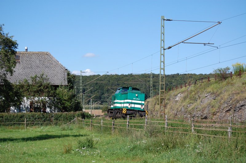203 211-8 erreicht am 24.08.07 in Krze als Lz den Haltepunkt Urspring, hier am Streckenkilometer 70,2 der Filsbahn aufgenommen.