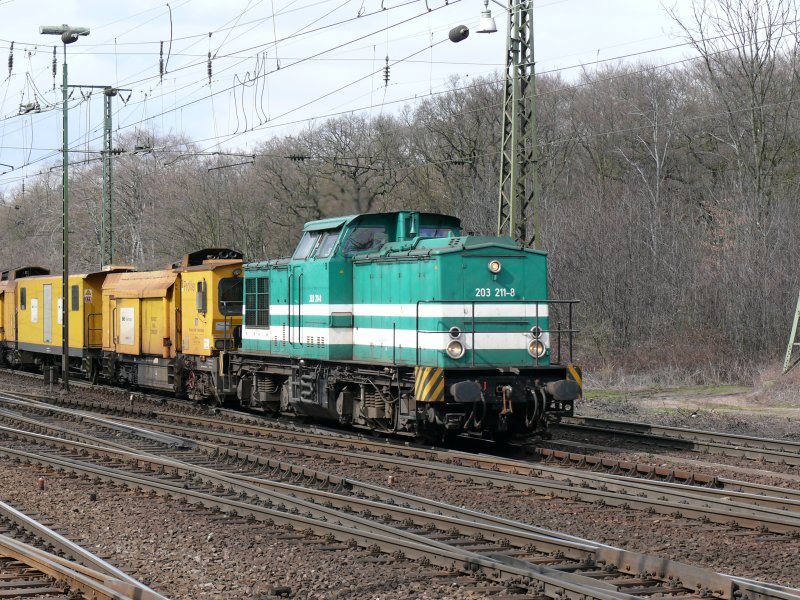 203 211-8 der Hessischen G�terbahn Gmbh durchf�hrt mit einem kurzen Bauzug K�ln-Gremberg. Aufgenommen am 28/03/2009.