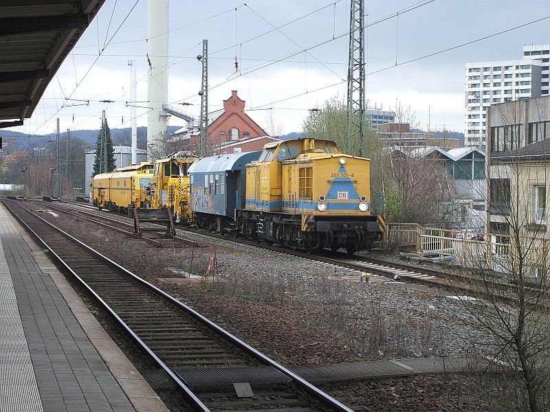 203 305 mit einem Bauzug am 7.4.2008 durch Gttingen