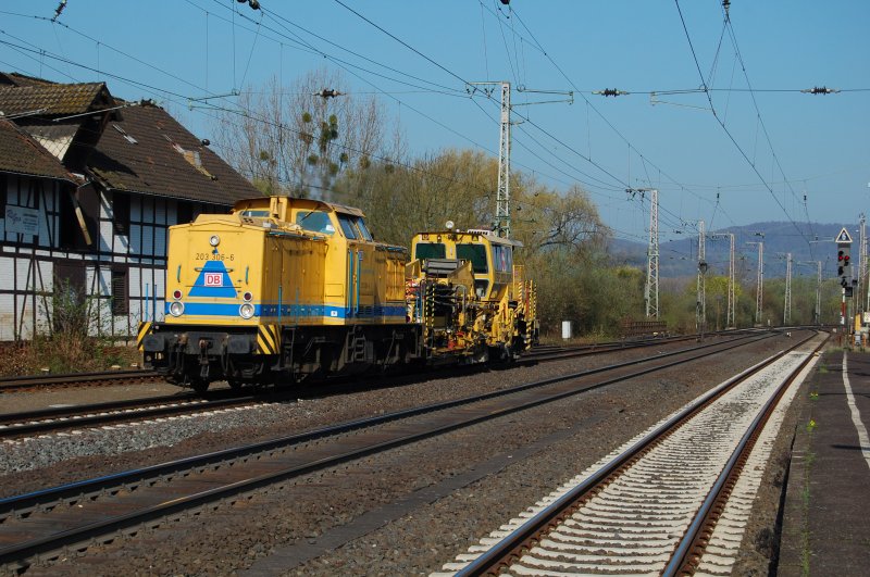 203 306 mit Stopfmaschiene am 10.4.2009 durch Kreiensen -> Sden