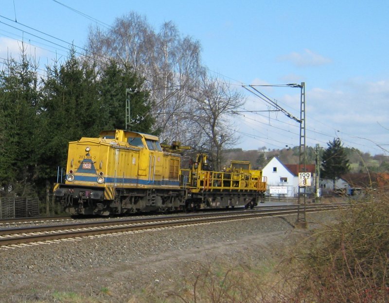 203 308-2 der DB Netz Instandsetzung mit einem Wagen aufgenommen bei der Durchfahrt in Niddawitzhausen in Fahrtrichtung Bebra. 19.03.2009.