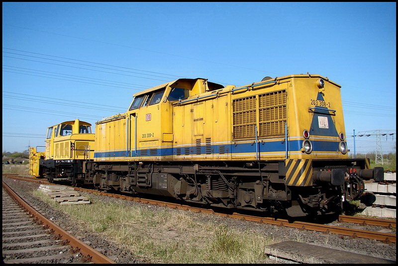 203 308-2 mit einer Schneeschleuder am Bahnumspannwerk in Stralsund.  am 24.04.09 (Die Sichtung war doch kein schlechtes Omen. Es fiel kein Schnee.;-) )