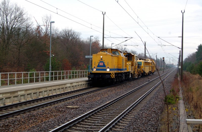 203 311 von DB Netz Instandsetzung durchfhrt am 06.12.08 den Bahnhof Burgkemnitz in Richtung Bitterfeld.