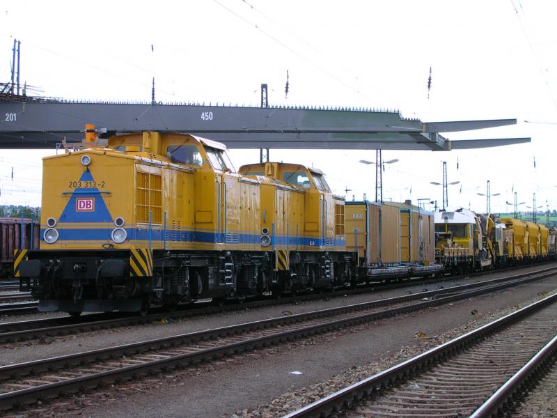 203 313-2 und die 203 302 306-6 von DB Netz Instandsetzung am 
27.06.2004 in Dresden Friedrichstadt.