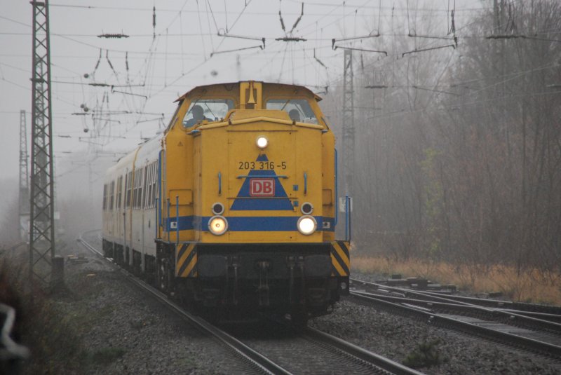 203 315-5 vor einem Mezug am 06.12.2008 im Bahnhof Isselhorst-Avenwedde in Fahrtrichtung Bielefeld