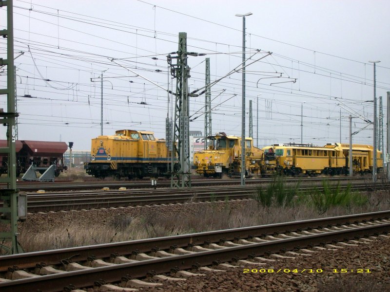 203 315 steht zusammen mit zwei weiteren Gleisbaumaschinen im Bahnhofsvorfeld von Bitterfeld abgestellt. Alle drei gehren der DB-Gleisbau.