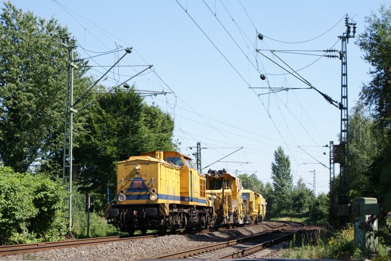 203 316-5 mit einem Bauzug am Km 28,190 in Dsseldorf am 01.07.2008