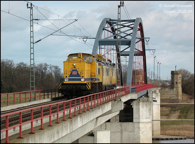 203 316 der DB Netz AG kommt im Schlepp mit 704 002 ber die Elbbrcke bei Torgau, 27.02.09.