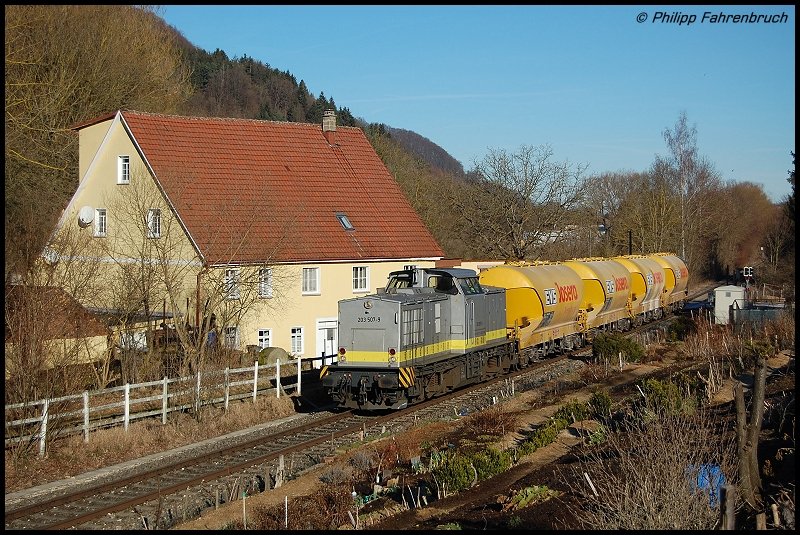 203 507-9 befrdert am Morgen des 09.02.08 ihr  Josera-Zgle  von Miltenberg nach Blaubeuren-Merkle, aufgenommen bei Unterkochen an der Brenzbahn (KBS 757).