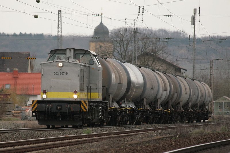 203 507-9 mit Kesselwagen kurz vor Wrzburg. 02.04.2008