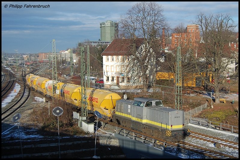 203 507-9 zieht am 29.12.07 ihr  Josera-Zgle  von Miltenberg nach Blaubeuren, aufgenommen bei der Ausfahrt aus dem Aalener Bahnhof, hier passiert sie schon die ersten Kilometer der Brenzbahn (KBS 757).