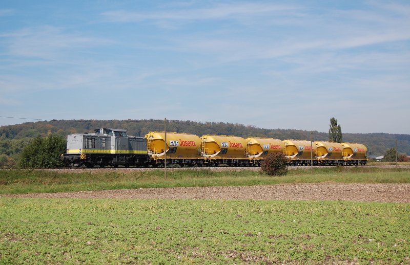 203 507-9 zieht am Mittag des 22.09.07 den Josera-Zug mit 6 leeren Staubgutwagen nach Blaubeuren, hier bei Heidenheim-Mergelstetten aufgenommen.
