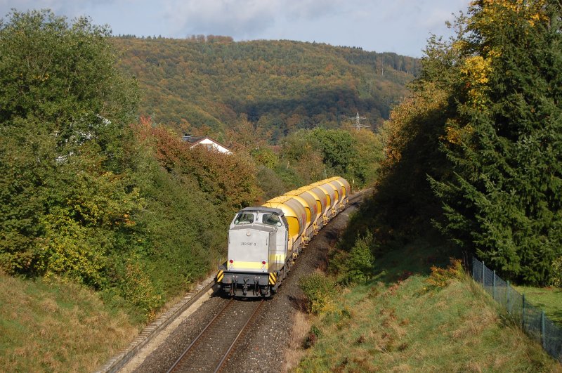 203 507-9 zieht am Morgen des 29.09.07 den  Josera-Zug  ber die Brenzbahn (KBS 757) in Richtung Ulm, hier in Knigsbronn aufgenommen.