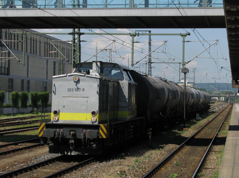 203 507 mit einem Kesselwagenzug am 10.6.2008 in Regensburg. Wei jemand, welchen Unternehmen diese Lok gehrt?