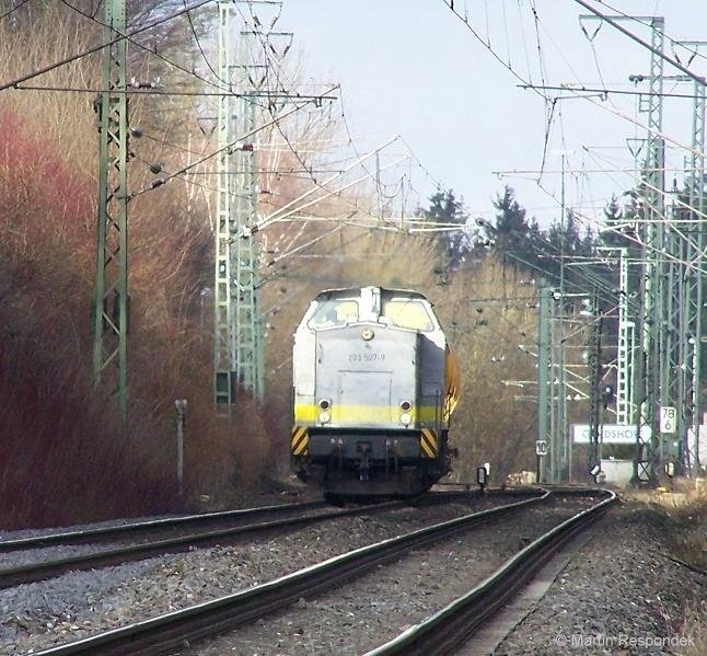 203 507 ist unterwegs mit dem Josera-Zug. Hier verlsst er gerade Goldshfe. Aufgenommen am 02.Februar 2008.